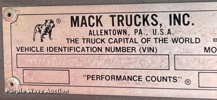 image for item EJ2834 1999 Mack CH613 semi truck