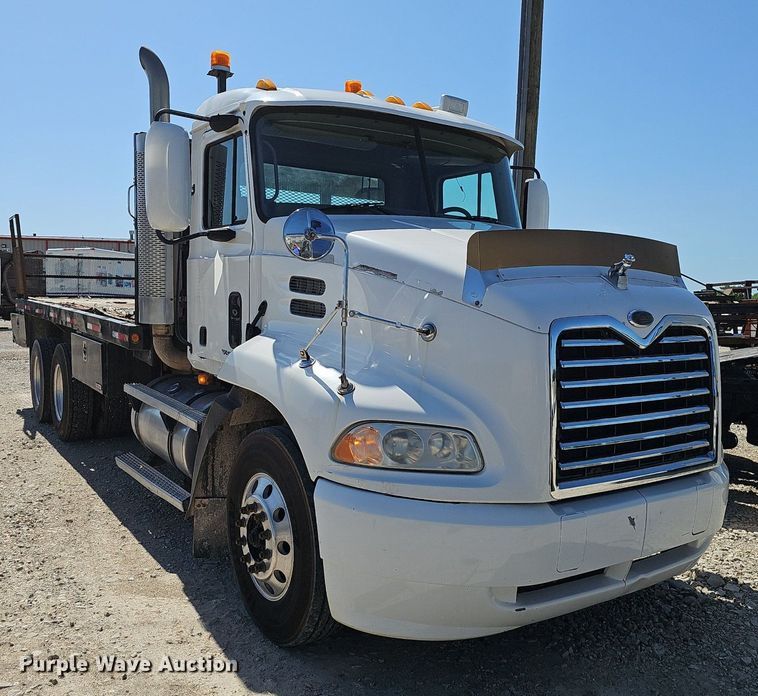 image for item EJ5390 2000 Mack CX613 flatbed truck