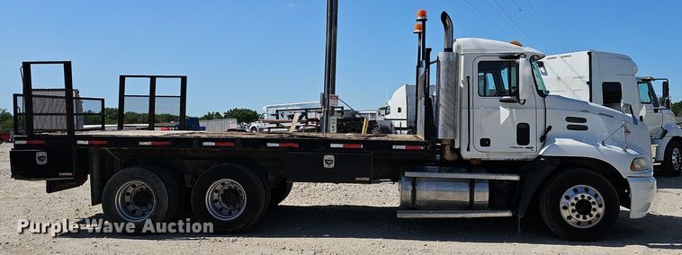 image for item EJ5390 2000 Mack CX613 flatbed truck