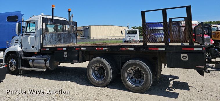 image for item EJ5390 2000 Mack CX613 flatbed truck