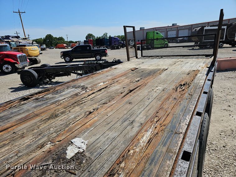 image for item EJ5390 2000 Mack CX613 flatbed truck