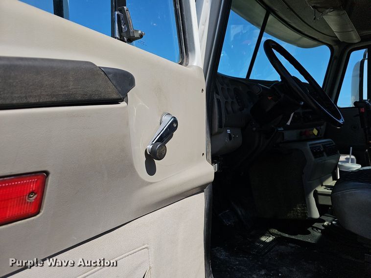 image for item EJ5390 2000 Mack CX613 flatbed truck