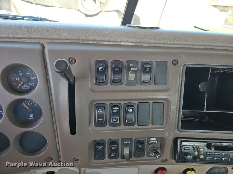 image for item EJ5390 2000 Mack CX613 flatbed truck