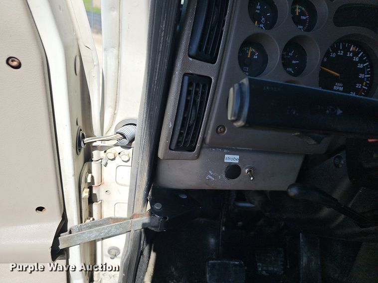 image for item EJ5390 2000 Mack CX613 flatbed truck