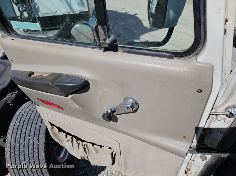 image for item EJ5390 2000 Mack CX613 flatbed truck