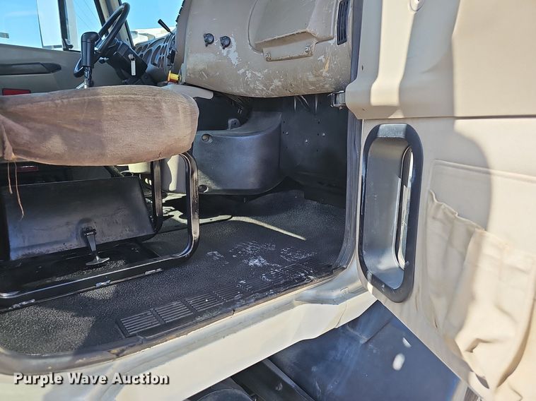 image for item EJ5390 2000 Mack CX613 flatbed truck