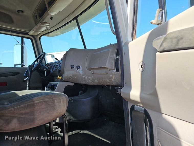 image for item EJ5390 2000 Mack CX613 flatbed truck