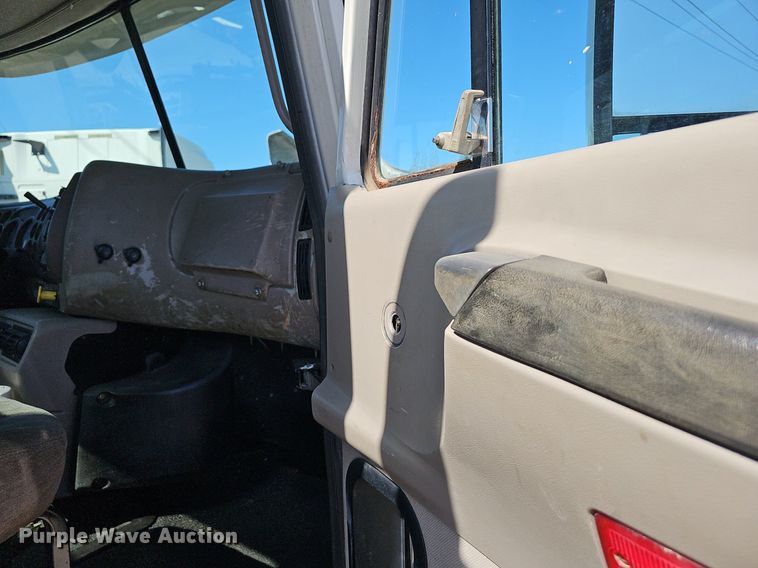 image for item EJ5390 2000 Mack CX613 flatbed truck