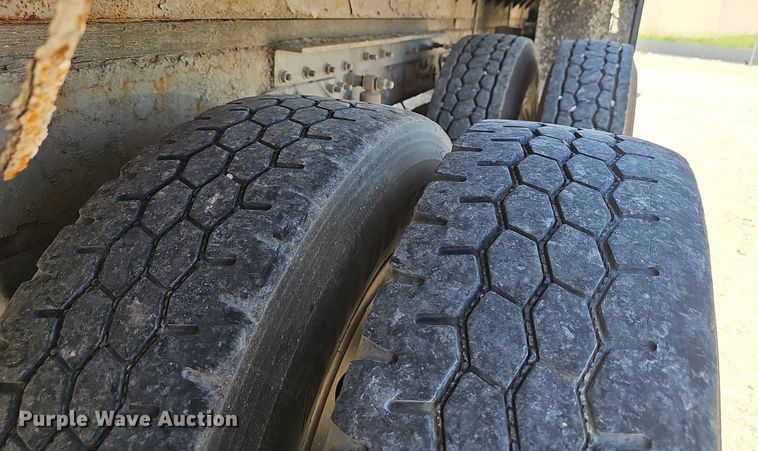 image for item EJ5390 2000 Mack CX613 flatbed truck