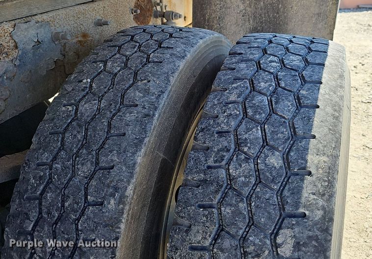 image for item EJ5390 2000 Mack CX613 flatbed truck