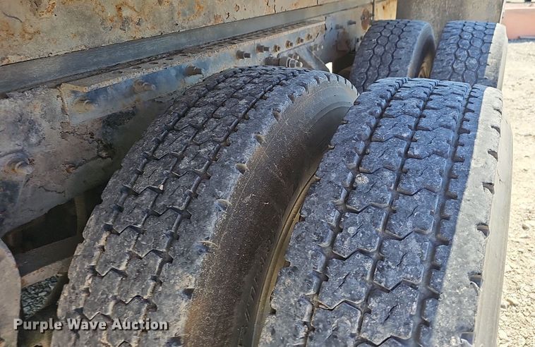 image for item EJ5390 2000 Mack CX613 flatbed truck