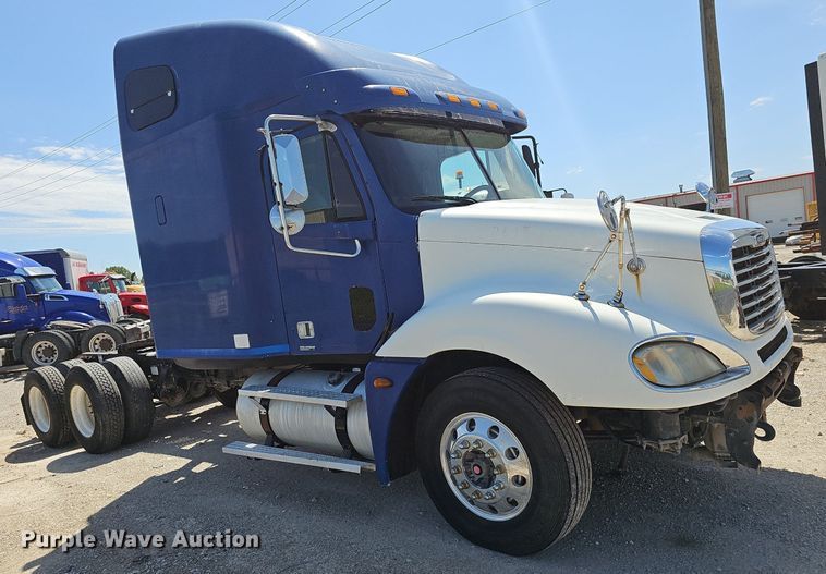 image for item EJ5391 2005 Freightliner Columbia 120 semi truck