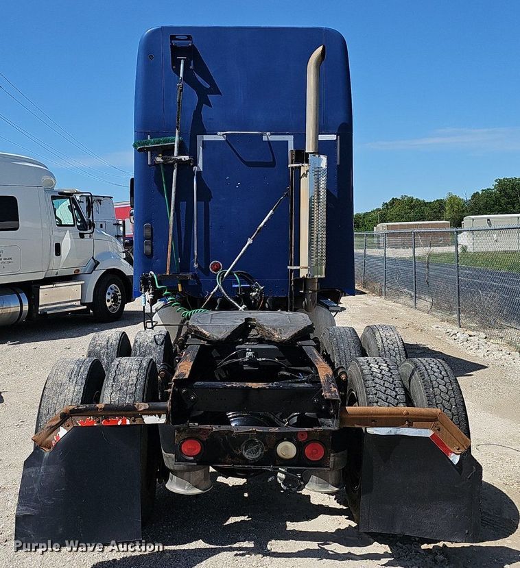 image for item EJ5391 2005 Freightliner Columbia 120 semi truck