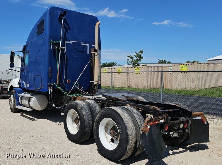 image for item EJ5391 2005 Freightliner Columbia 120 semi truck
