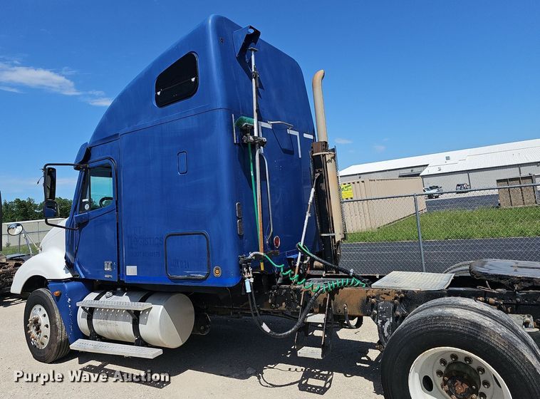 image for item EJ5391 2005 Freightliner Columbia 120 semi truck