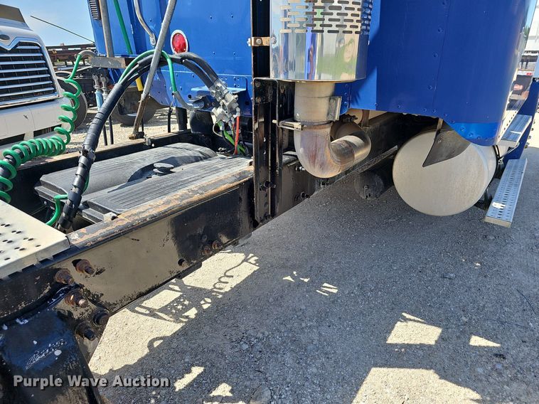 image for item EJ5391 2005 Freightliner Columbia 120 semi truck