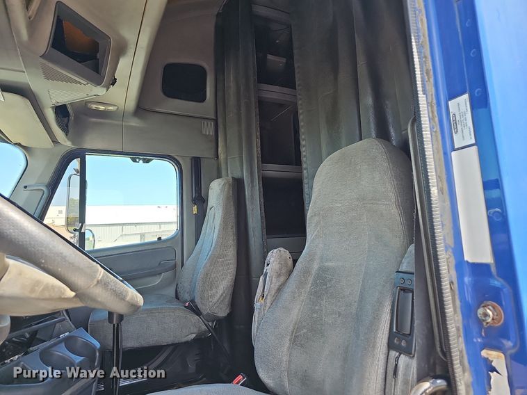 image for item EJ5391 2005 Freightliner Columbia 120 semi truck