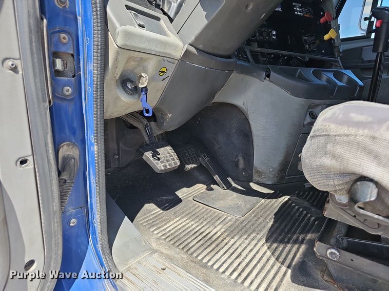 image for item EJ5391 2005 Freightliner Columbia 120 semi truck