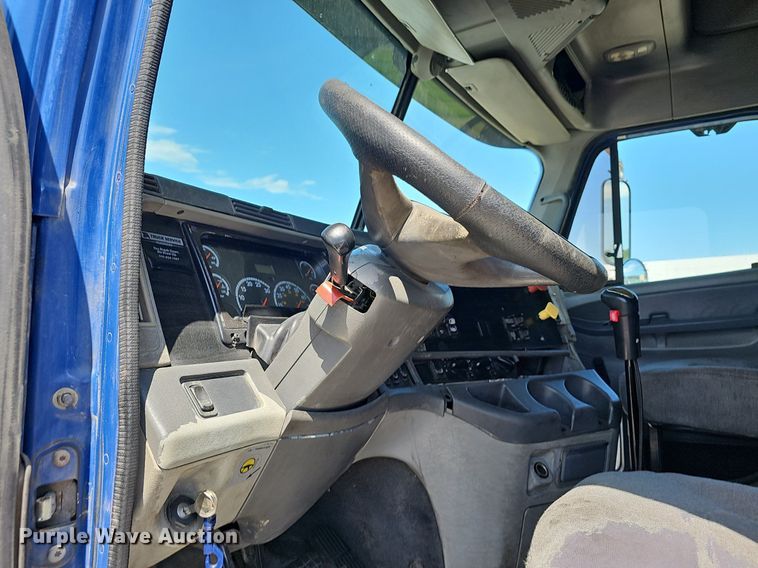 image for item EJ5391 2005 Freightliner Columbia 120 semi truck