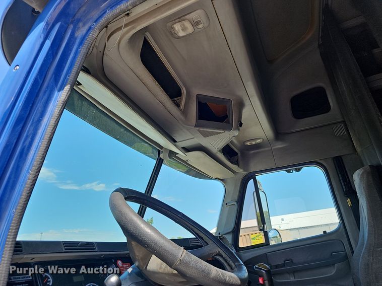 image for item EJ5391 2005 Freightliner Columbia 120 semi truck