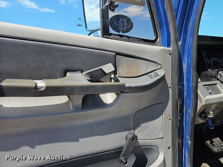 image for item EJ5391 2005 Freightliner Columbia 120 semi truck