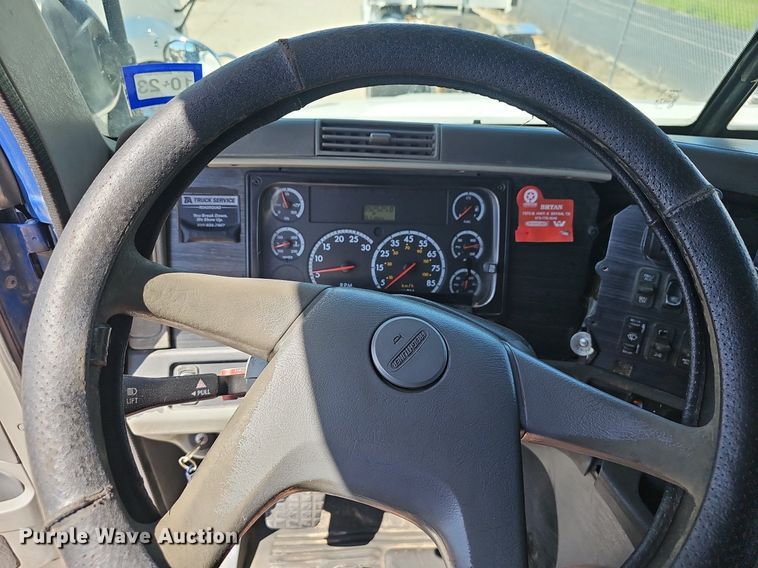 image for item EJ5391 2005 Freightliner Columbia 120 semi truck