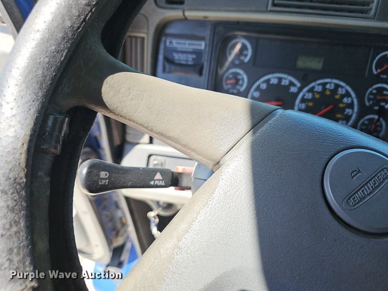 image for item EJ5391 2005 Freightliner Columbia 120 semi truck