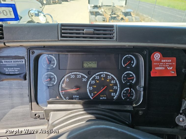 image for item EJ5391 2005 Freightliner Columbia 120 semi truck