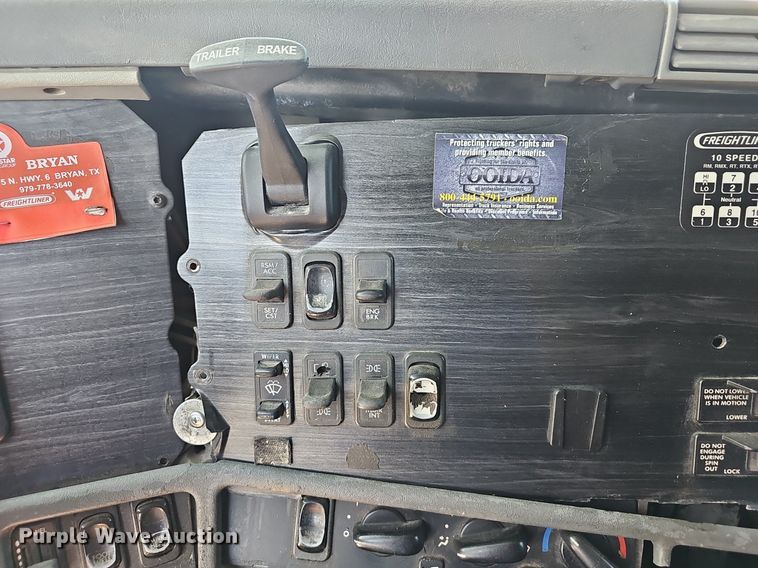 image for item EJ5391 2005 Freightliner Columbia 120 semi truck