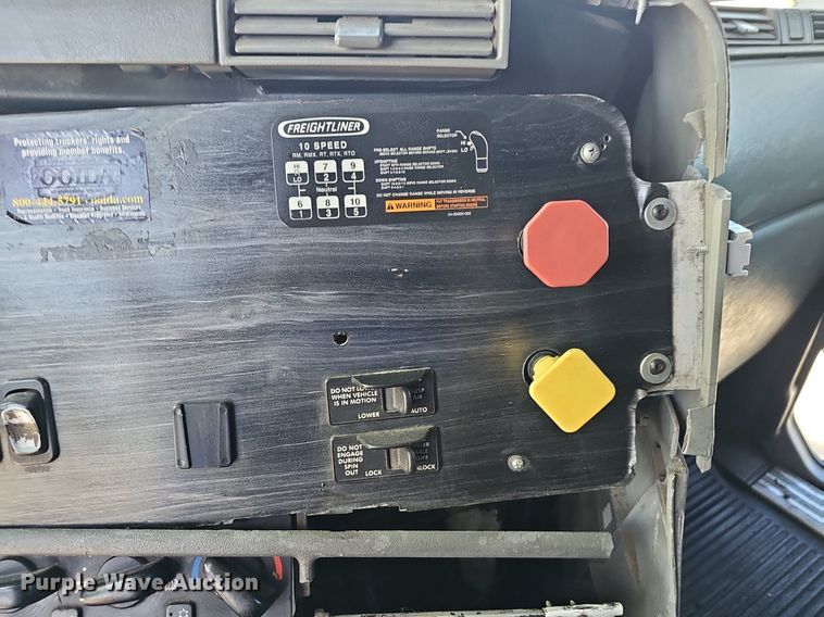 image for item EJ5391 2005 Freightliner Columbia 120 semi truck