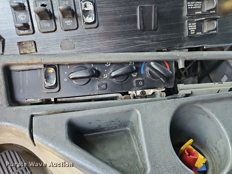 image for item EJ5391 2005 Freightliner Columbia 120 semi truck