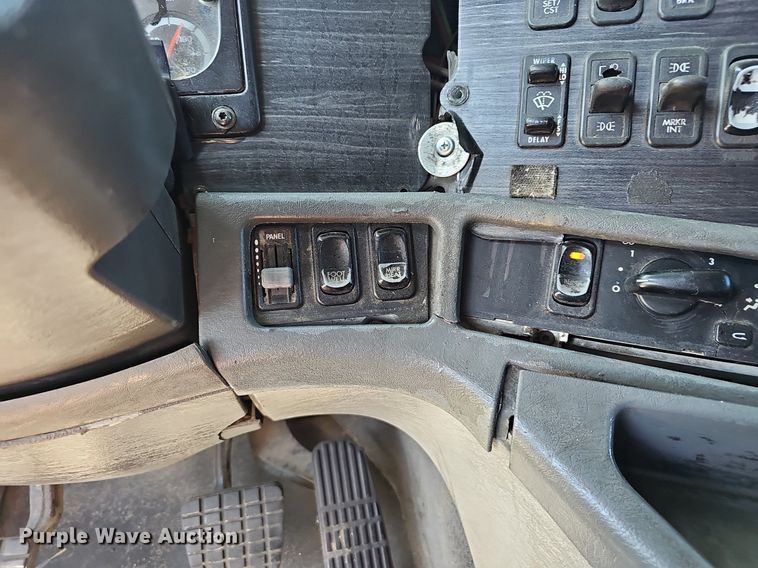 image for item EJ5391 2005 Freightliner Columbia 120 semi truck