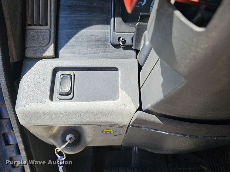 image for item EJ5391 2005 Freightliner Columbia 120 semi truck