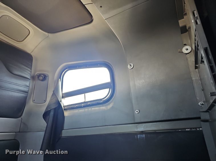 image for item EJ5391 2005 Freightliner Columbia 120 semi truck