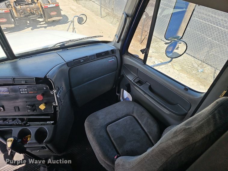 image for item EJ5391 2005 Freightliner Columbia 120 semi truck