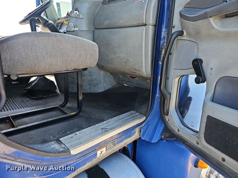 image for item EJ5391 2005 Freightliner Columbia 120 semi truck