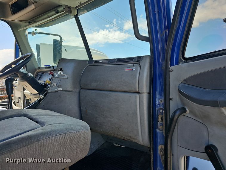 image for item EJ5391 2005 Freightliner Columbia 120 semi truck