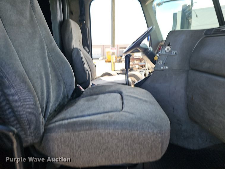 image for item EJ5391 2005 Freightliner Columbia 120 semi truck