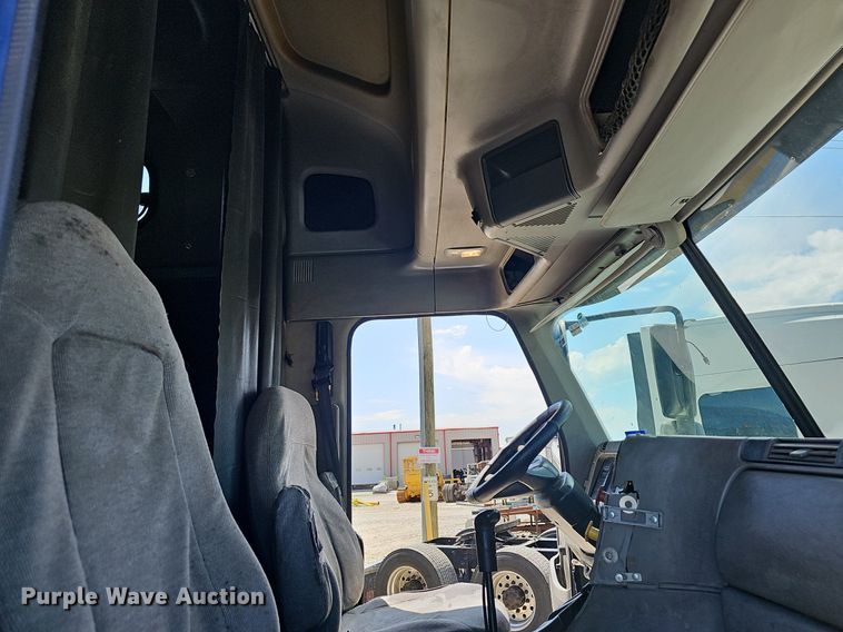 image for item EJ5391 2005 Freightliner Columbia 120 semi truck