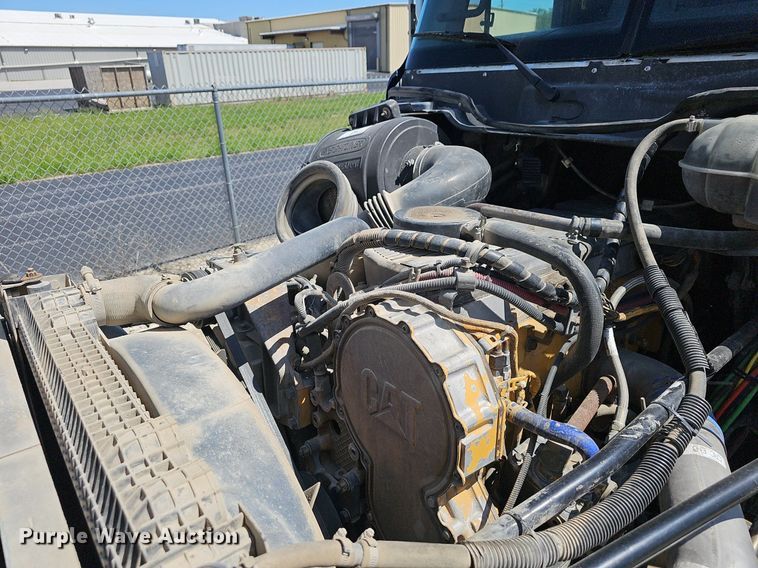 image for item EJ5391 2005 Freightliner Columbia 120 semi truck