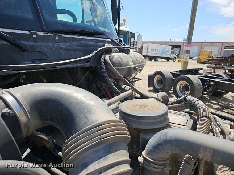 image for item EJ5391 2005 Freightliner Columbia 120 semi truck