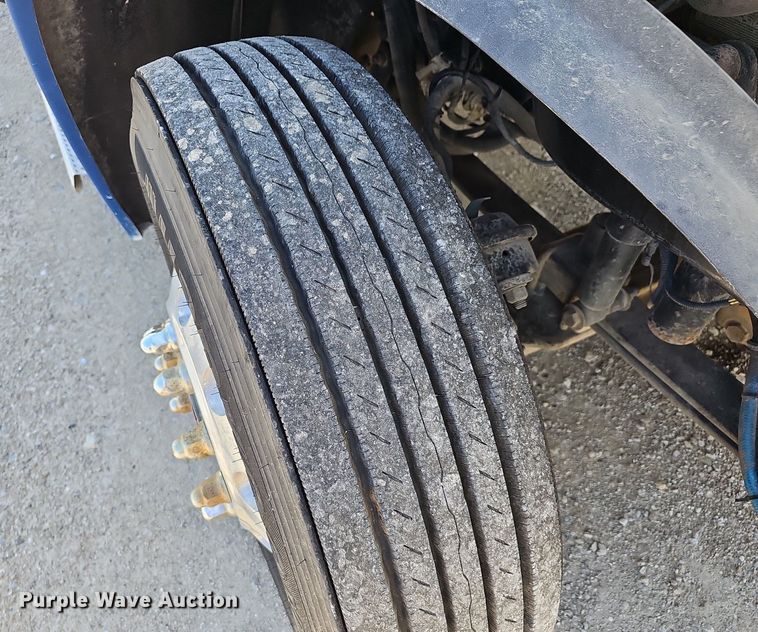 image for item EJ5391 2005 Freightliner Columbia 120 semi truck