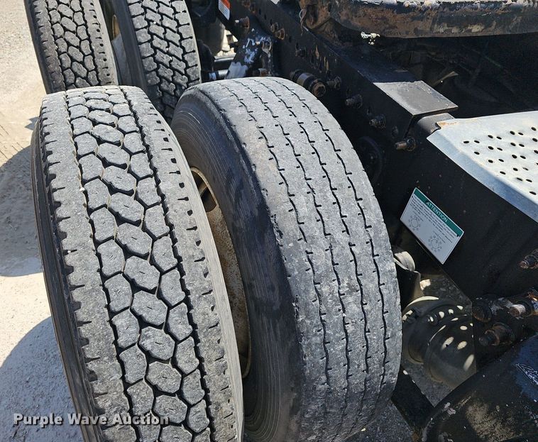 image for item EJ5391 2005 Freightliner Columbia 120 semi truck