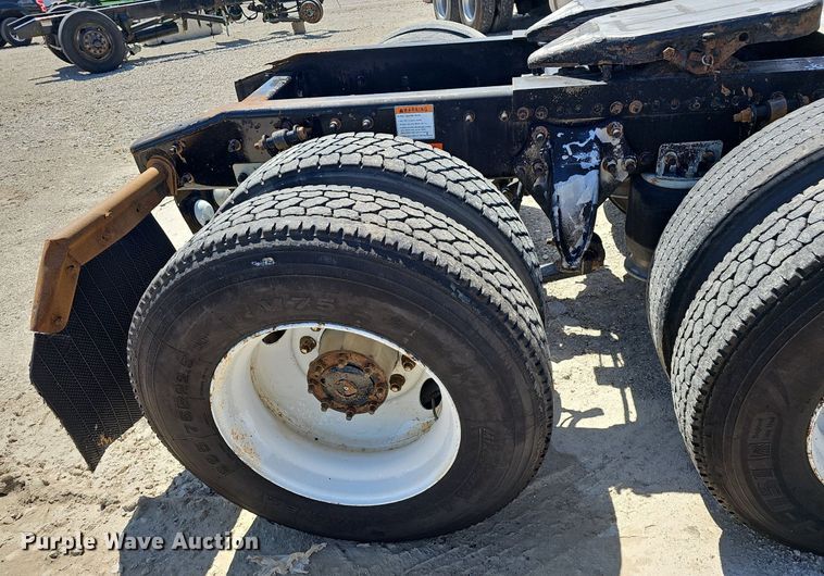 image for item EJ5391 2005 Freightliner Columbia 120 semi truck