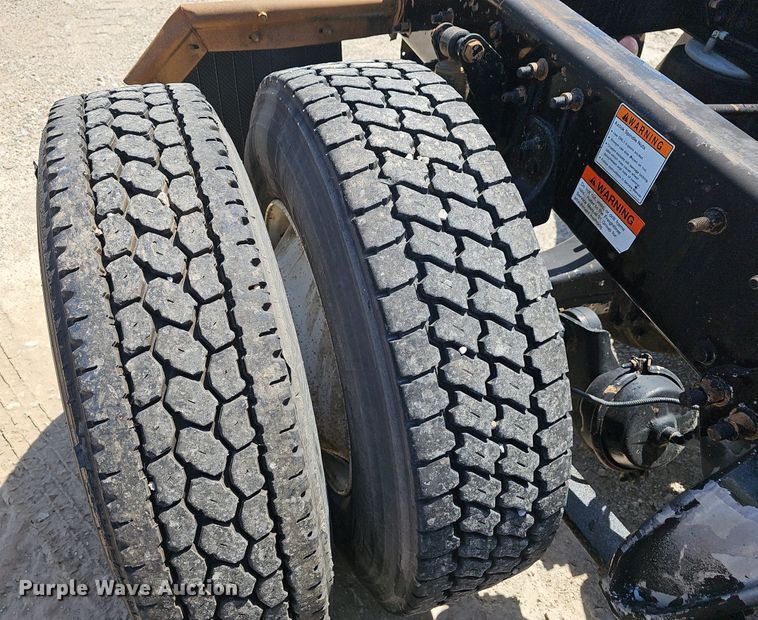 image for item EJ5391 2005 Freightliner Columbia 120 semi truck