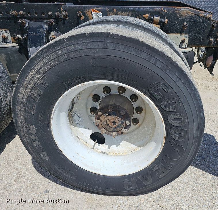 image for item EJ5391 2005 Freightliner Columbia 120 semi truck