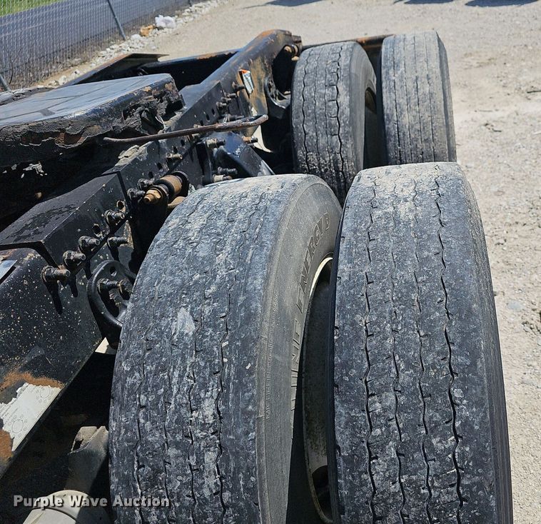 image for item EJ5391 2005 Freightliner Columbia 120 semi truck