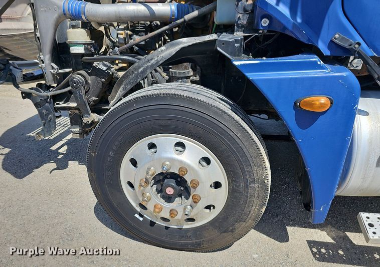 image for item EJ5391 2005 Freightliner Columbia 120 semi truck