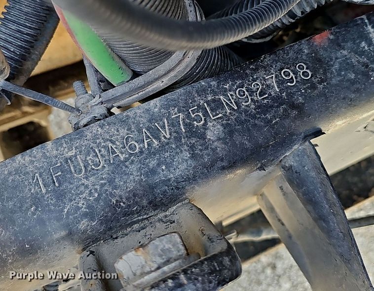 image for item EJ5391 2005 Freightliner Columbia 120 semi truck