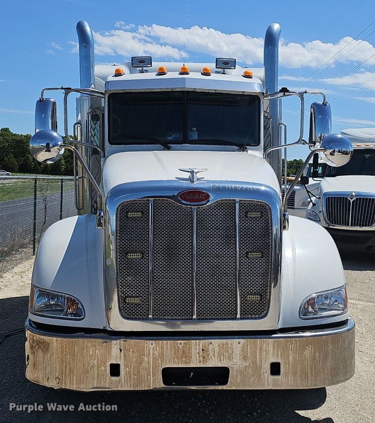 image for item EJ5392 2011 Peterbilt  386 semi truck
